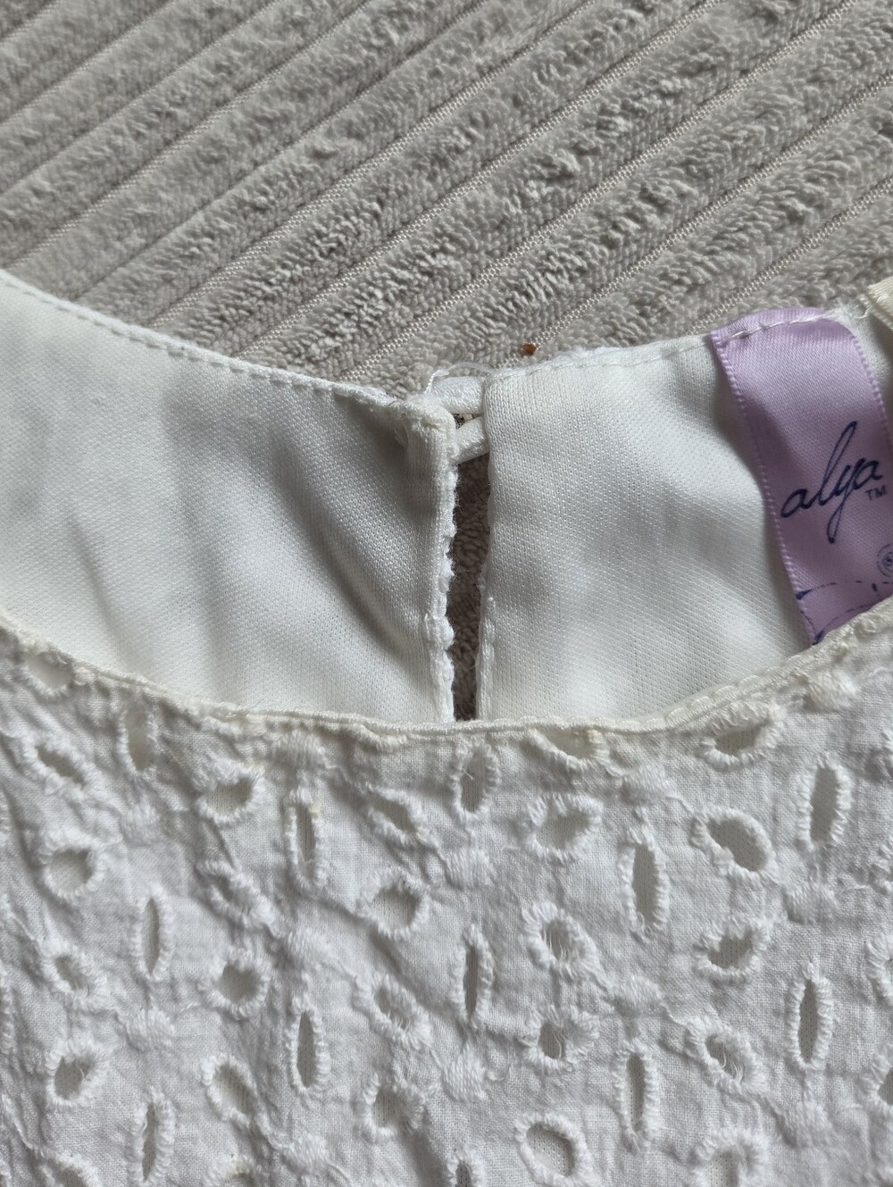 Cropped Eyelet Blouse - Picture 3 of 5